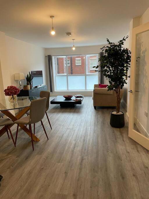 Stunning And Spacious 2Bed Flat In Central Woking Exterior photo
