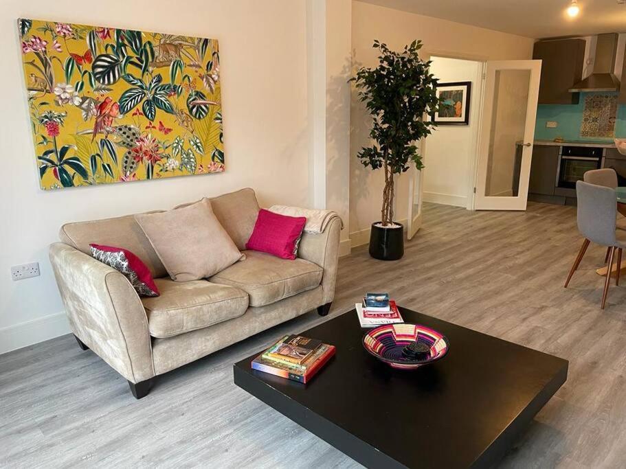 Stunning And Spacious 2Bed Flat In Central Woking Exterior photo