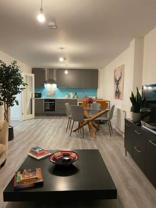 Stunning And Spacious 2Bed Flat In Central Woking Exterior photo